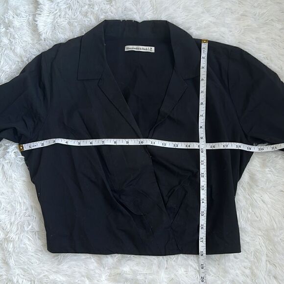 Abercrombie and Fitch Cropped Collared Blouse in Black size Medium - Picture 7 of 9
